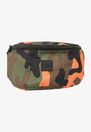 Borsa in vita mimetica nei toni del verde, marrone e arancione; realizzata in tessuto resistente con chiusura a zip e una patch nera con il marchio.