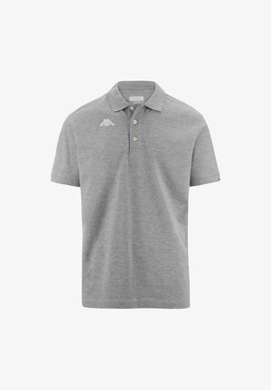 Polo gris en tissu doux, avec un col classique, trois boutons et un petit logo blanc sur la poitrine. Manches courtes.