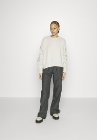 Nike Sportswear CREW - Sweatshirt - lt orewood brn/(sail)