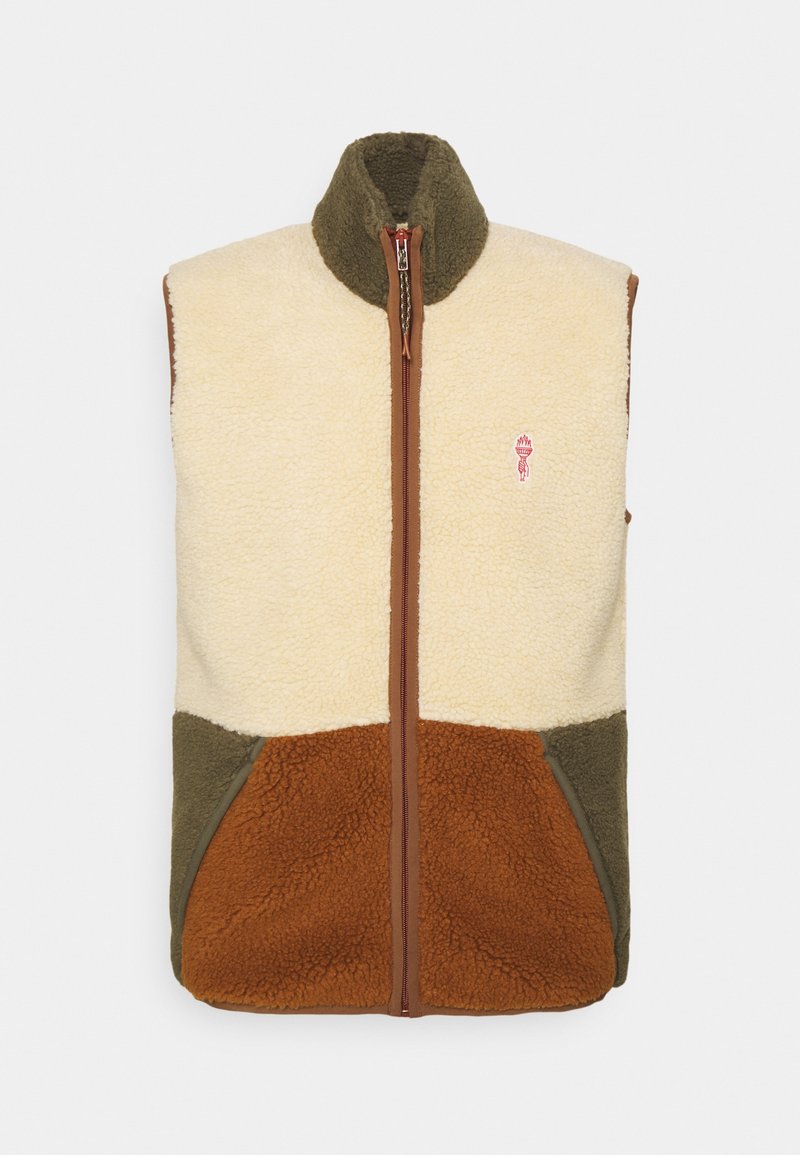 Fleece-Weste mit hohem Kragen, die aus cremefarbenen, grünen und braunen Farbblöcken besteht. Reißverschluss und kleines Logo auf der Brust. Weicher Stoff.