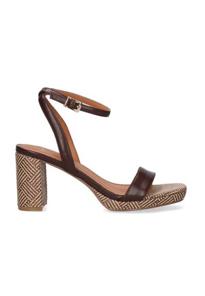 Sandalia de cuero marrón con correa en el tobillo, tirante delantero ancho, tacón de bloque con estampado y suela de textura tejida, vista desde un lateral sobre fondo blanco.