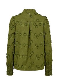 Blouse à manches longues vert olive avec broderie florale texturée, poignets smockés et petit bouton à l'arrière du col.
