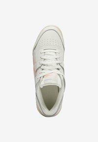 Sneaker bianco in pelle con superficie liscia, caratterizzato da dettagli perforati, accenti arancioni e una suola grigia chiara. I lacci sono ben visibili.
