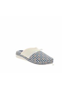 Zapatilla de tela de cuadros con diseño de_gingham en azul marino y blanco, con pequeños acentos florales rojos, parte superior de textil blanco y suela plana.