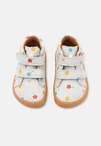 Froddo BAREFOOT FIRST STEP - Obuv pre bábätká - white
