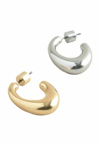 Guld- og sølvfarvede buede hoop øreringe med en glat, reflekterende overflade og en stud lukning, som viser et moderne design.