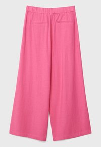 Pantalon large fuchsia avec une taille élastique, deux poches arrière, et une finition en tissu texturé.