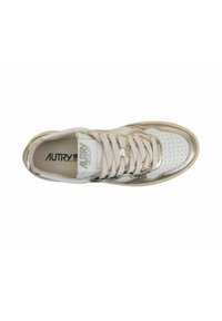 Sneaker in pelle bianca con dettagli dorati, caratterizzata da una punta forata, lacci piatti e una suola testurizzata. Soletta con il marchio "AUTRY."