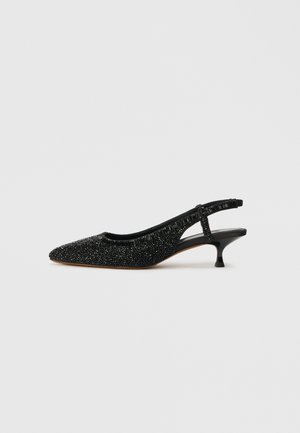 Mustre toe ja musta slingback kinga, millel on tekstuuriga ülemine osa ja õhuke kitten konts. Omab eristuvat kootud mustrit ja reguleeritavat rihma.
