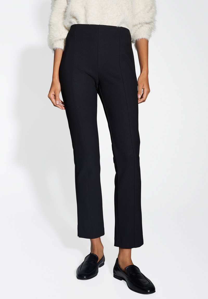 Schwarz maßgeschneiderte Hose mit geradem Bein, glattem Stoff, hoher Taille und vertikalen Nähten für ein elegantes Erscheinungsbild.