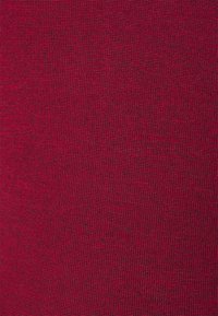 Tecido texturizado em bordô com uma trama apertada, apresentando um padrão sutil e distribuição uniforme de cor, ideal para estofos ou vestuário.