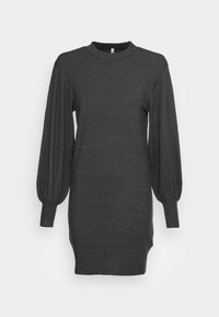 Robe en maille grise avec un col haut, des manches longues bouffantes, des poignets côtes et des fentes latérales pour faciliter les mouvements. Texture lisse et extensible.