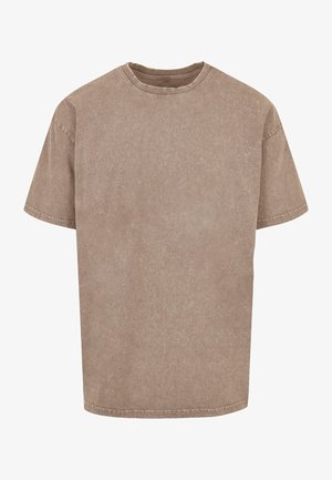 Koszulka z krótkim rękawem wykonana z miękkiej, stonowanej brązowej tkaniny o lekko zużytej strukturze i okrągłym dekoltem. Luźny krój, podstawowy design.