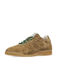 Sneaker in suede marrone con lacci verdi e dettagli bianchi. Presenta dettagli perforati e una suola in gomma per una migliore aderenza.