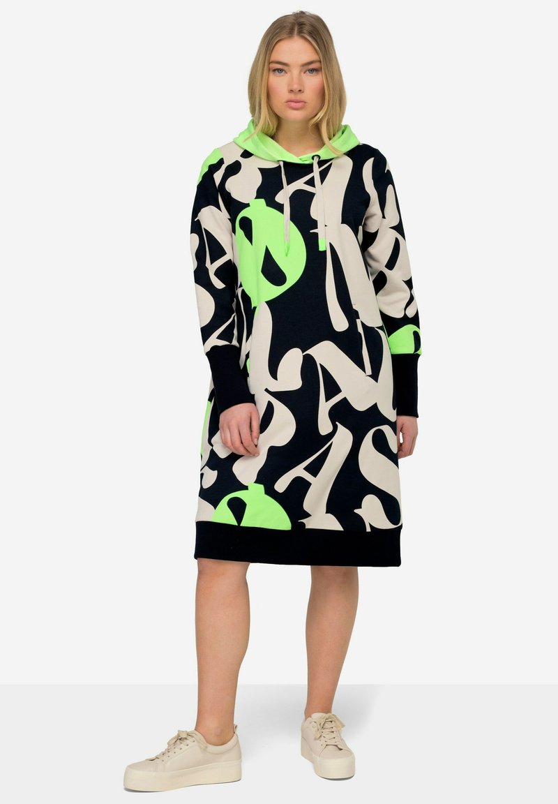 Maritiem hoodie jurk met een abstract patroon in beige en neon groen, gemaakt van zachte stof, met lange mouwen en een comfortabele pasvorm.