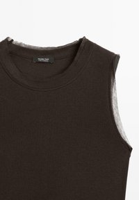 Top senza maniche di colore marrone scuro con scollatura rotonda, realizzato in morbido cotone e con dettagli a orlo grezzo. Etichetta con la scritta "Massimo Dutti, made in Morocco."