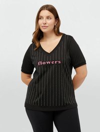 Top negru cu mânecă scurtă și decolteu în V, cu un print „flori” în roz și modele verticale albe, realizat dintr-un material neted.