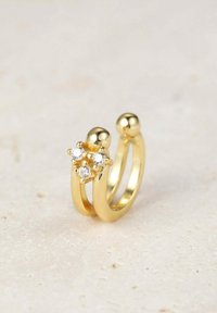 Goldring mit einem geteilten Design, einer runden Perle und drei klaren Edelsteinen in einer floralen Anordnung. Glatte, glänzende Oberfläche.