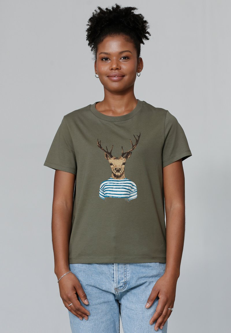 Olijfgroene T-shirt met korte mouwen, voorzien van een gedetailleerde afbeelding van een hertenkop die een blauw-wit gestreept shirt draagt.