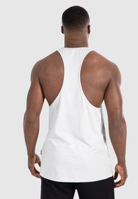 Heren wit tanktop met een racerback ontwerp; gemaakt van gladde stof, met een rechte zoom en minimale stikdetails.