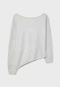 Grauer, schulterfreier Pullover aus weichem Strickstoff mit asymmetrischem Saum und gerippten Bündchen, der eine lässige Silhouette schafft.