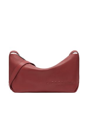 Borsa a spalla in pelle rossa con design curvo. Presenta una chiusura con zip e il nome del marchio impresso sulla parte anteriore. Texture liscia e tracolla regolabile.