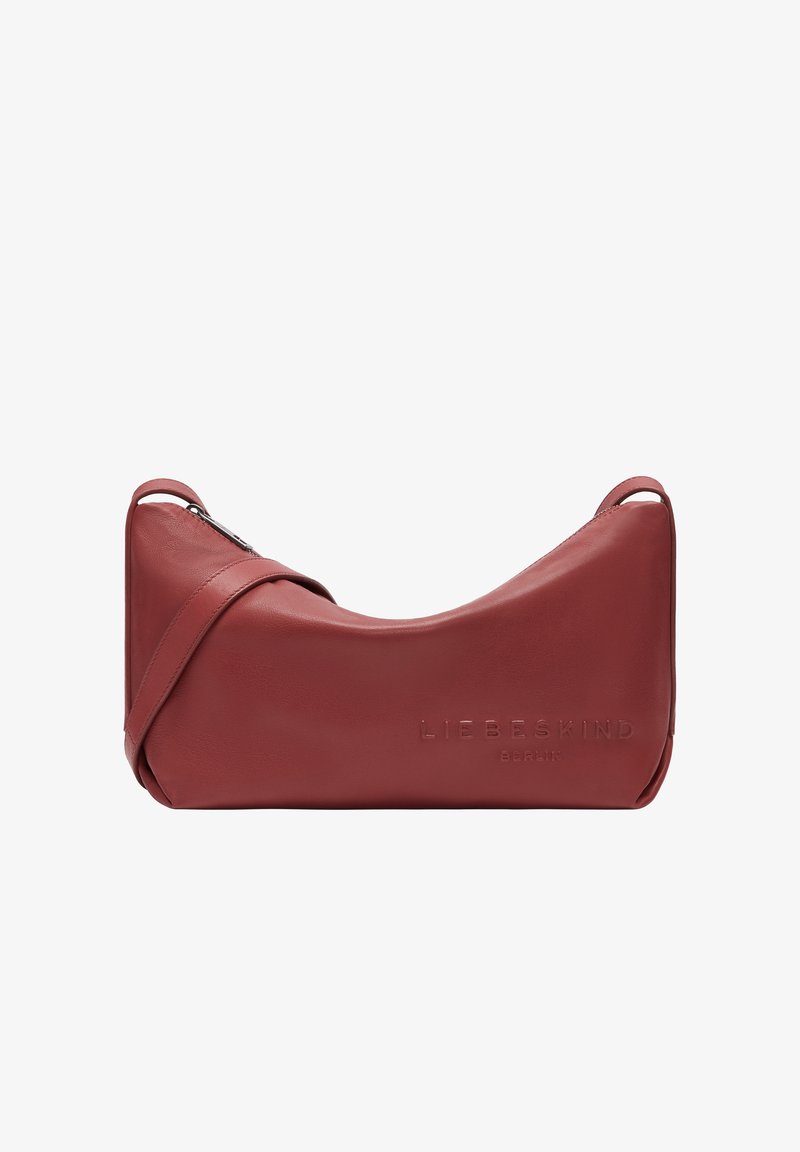 Borsa a spalla in pelle rossa con design curvo. Presenta una chiusura con zip e il nome del marchio impresso sulla parte anteriore. Texture liscia e tracolla regolabile.