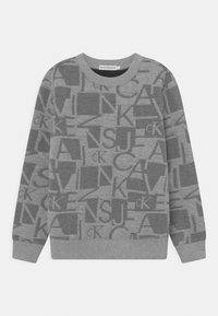 Felpa grigia a maniche lunghe con motivo astratto geometrico e lettere su tutta la superficie, polsini e orlo a coste, e etichetta Calvin Klein Jeans all'interno del colletto.