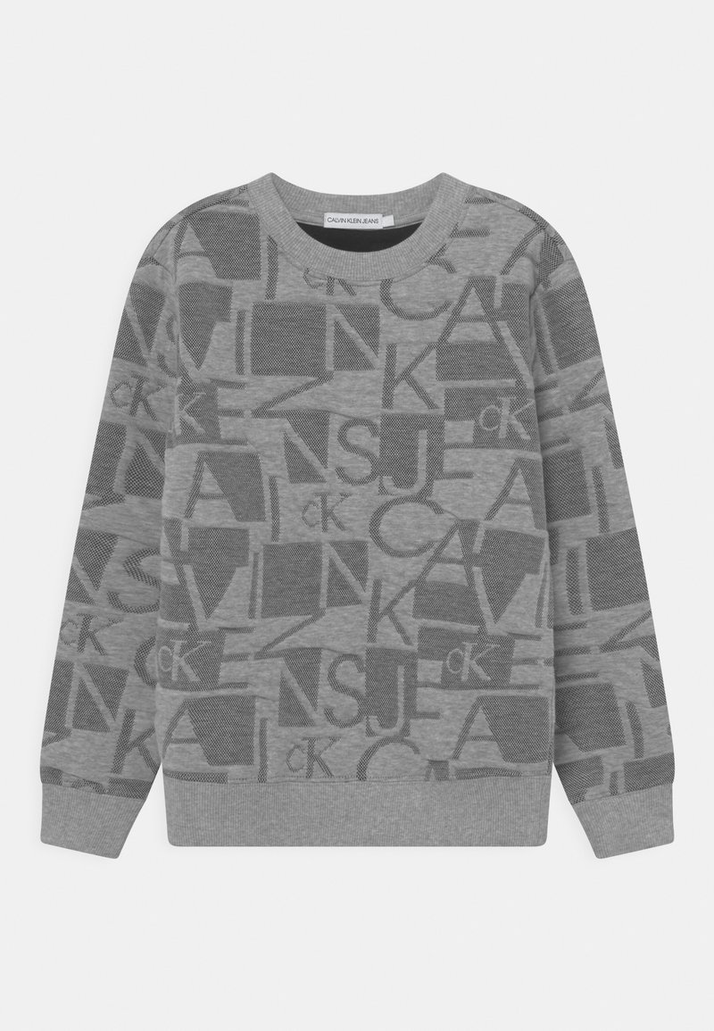 Felpa grigia a maniche lunghe con motivo astratto geometrico e lettere su tutta la superficie, polsini e orlo a coste, e etichetta Calvin Klein Jeans all'interno del colletto.