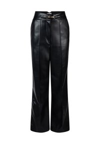 Zwarte leren broeken met een hoge taille, geplooid ontwerp en een decoratieve riem met metalen beslag. Heeft een gladde, glanzende textuur.