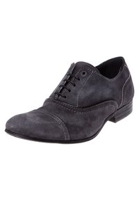 Scarpe oxford in suede grigio con punta affilata, cuciture decorative, sei occhielli e tacco basso impilato. Texture liscia e design classico.
