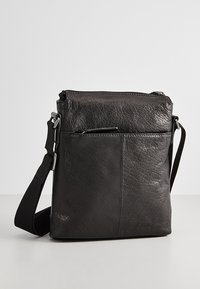 Bolso de cuero negro tipo bandolera con superficie texturizada, cierre de cremallera y correa ajustable. Cuenta con un bolsillo exterior para mayor comodidad.