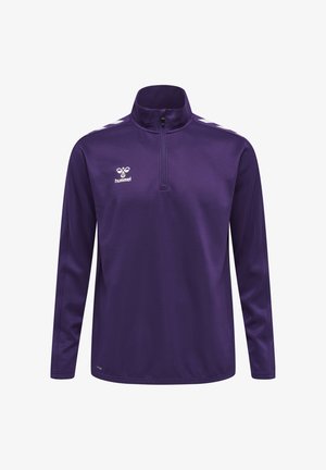 Fioletowy sportowy pulower z długim rękawem i suwakiem do ćwiartki, biały logo hummel na piersi i białe paski w kształcie szewronu na ramionach.