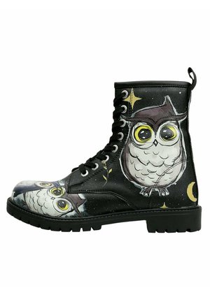 Schwarze Knöchelstiefel mit einem Uhu-Design, strukturiertem Leder, runder Fußspitze und schwarzer Gummisohle mit auffälligen Schnürsenkeln und gemusterten Akzenten.