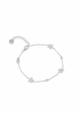 Srebrna narukvica od lanca s tri privjeska u obliku zvijezda ukrašena malim kristalima i podesivom kopčom s oznakom brenda.