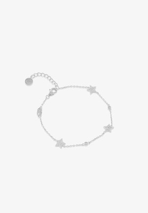 Bracelet chaîne en argent avec trois pendentifs en forme d'étoile ornés de petits cristaux et un fermoir ajustable avec une étiquette de marque.
