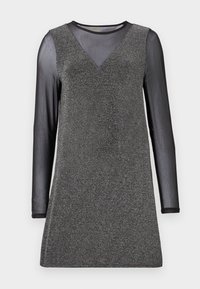 Vestido preto de manga longa com decote em V, apresentando um corpete texturizado em prata brilhante e mangas pretas transparentes. Tecido suave, silhueta ampla.