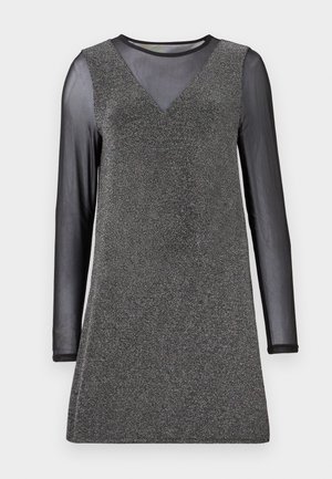 Melnas krāsas garām piedurknēm kleita ar V-veida izgriezumu, kurai ir spīdīga sudraba tekstūra augšdaļā un caurspīdīgas melnas piedurknes. Gluda auduma, ar izpletumu.