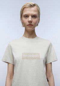 Napapijri S-BOX LOGO - T-shirts print - beige silvr n