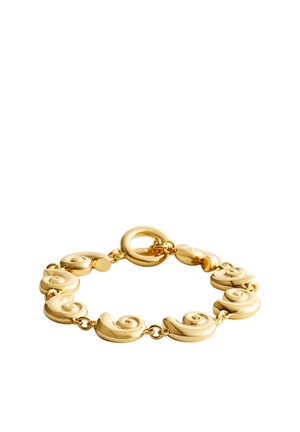 Bracelet en or avec des segments incurvés en forme de spirale liés entre eux et un fermoir rond sur fond blanc.
