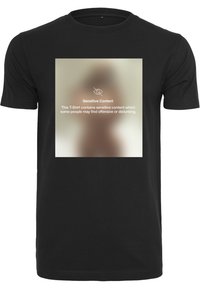 Svart T-shirt med standard rund hals, med en stor, suddig rektangulär grafik som indikerar känsligt innehåll i mitten.