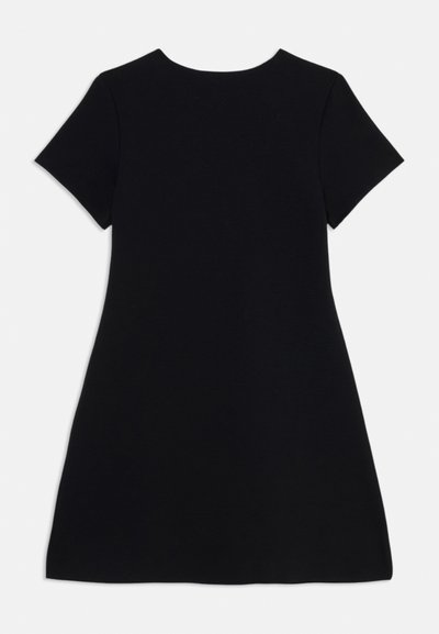 Svart kjole med korte ermer og rund hals, A-linjeform, laget av glatt stoff, med en ensfarget, uniform farge uten mønstre.