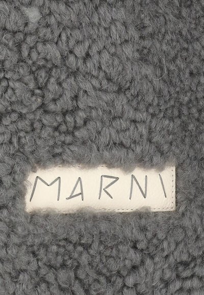 Tessuto grigio con una trama soffice e intrecciata. Presenta un'etichetta in pelle bianca con la scritta "MARNI" stampata in carattere corsivo nero.