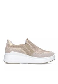 Sneaker slip-on beige con tomaia in suede texture, pannelli laterali elastici, suola platform bianca e sottili accenti metallici.