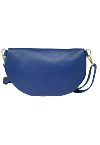 Pochette en cuir bleu à silhouette arrondie, avec une finition texturée et des accessoires en ton doré. Comprend une bandoulière amovible.