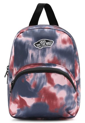 Mochila Small Vans con estampado tie-dye en rojo, azul marino y rosa, bolsillo con cremallera negro y asa de sujeción negra en la parte superior.