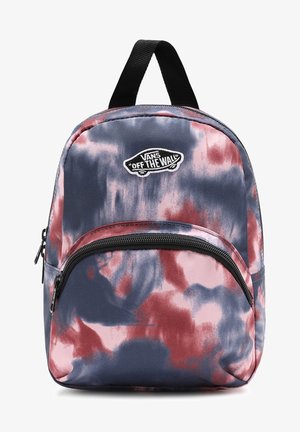 Small Vans Rucksack mit rot, dunkelblau und pink Batikmuster, schwarzer Reißverschlusstasche und schwarzer Griffschlaufe oben.