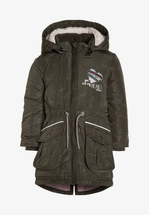 Manteau d'hiver à capuche pour enfants, vert foncé, avec fermeture éclair frontale, cordons de taille réglables, deux poches à rabat et broderie en forme de cœur portant l'inscription « Tu es mon cœur ».