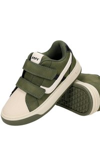 Paire de baskets vertes et blanches pour enfants avec double bride velcro et semelles en caoutchouc texturées, présentée sur fond blanc.