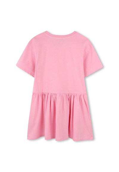 Robe rose à manches courtes avec un col rond et une jupe froncée. Fabriquée en coton doux avec une texture lisse et sans motifs.